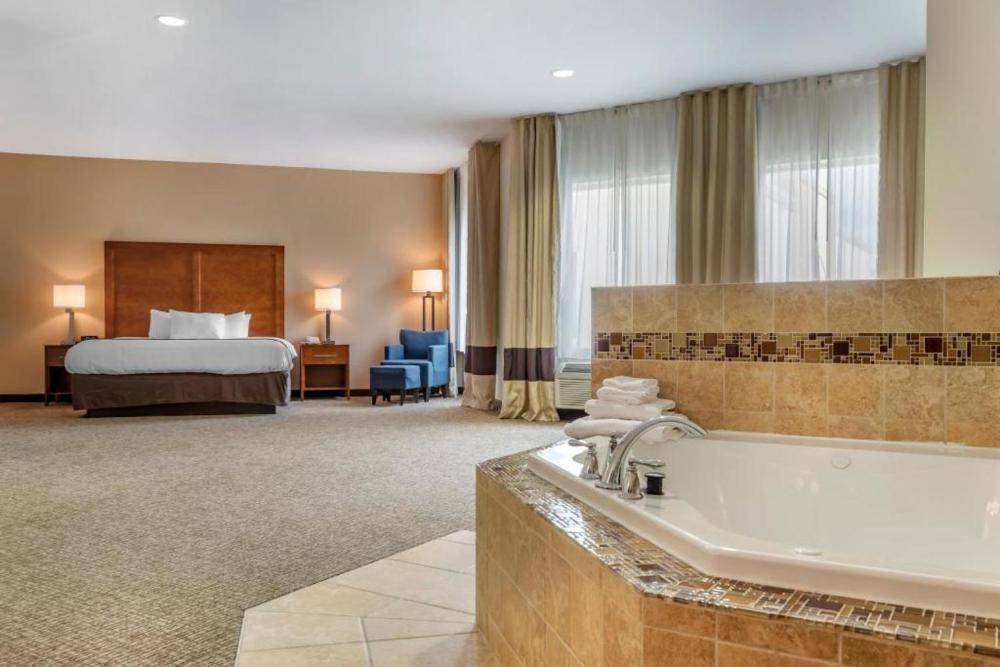 Suite King with Hot Tub - Non Smoking